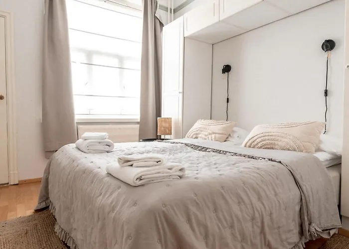 2ndhomes 1br Center Apartment